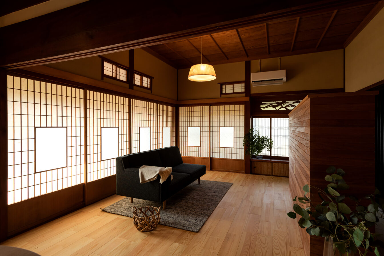 建具を活かした吹き抜け土間のある古民家リノベーション