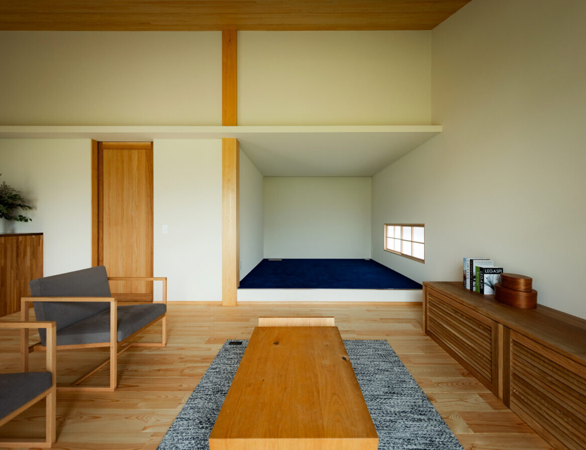 家族で森へ出かけ選んだ、大黒柱が見守る勾配天井のリビング