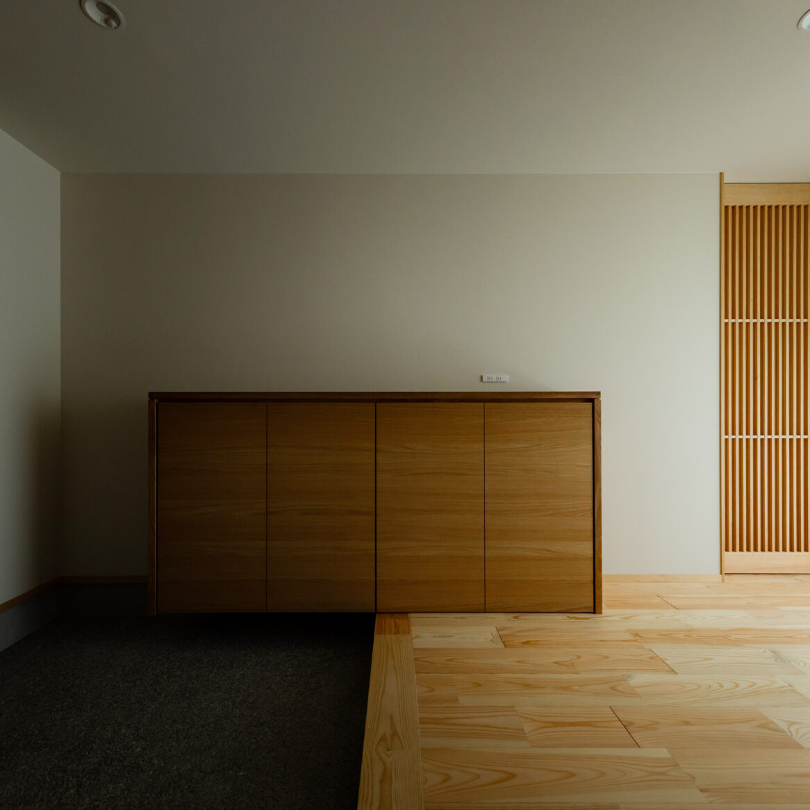 造作の建具や家具にあふれ、木の温もりに包まれたやさしい空間