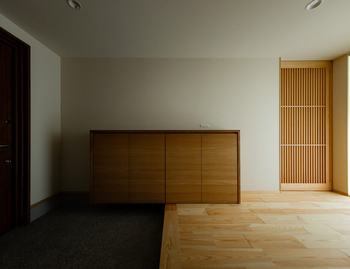 造作の建具や家具にあふれ、木の温もりに包まれたやさしい空間