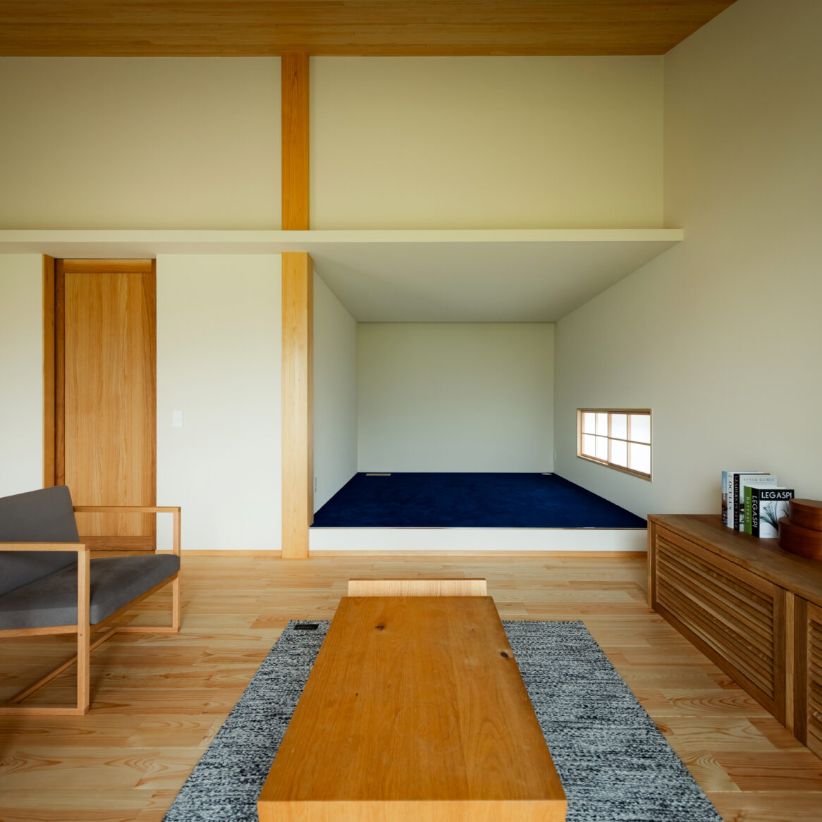 家族で森へ出かけ選んだ、大黒柱が見守る勾配天井のリビング