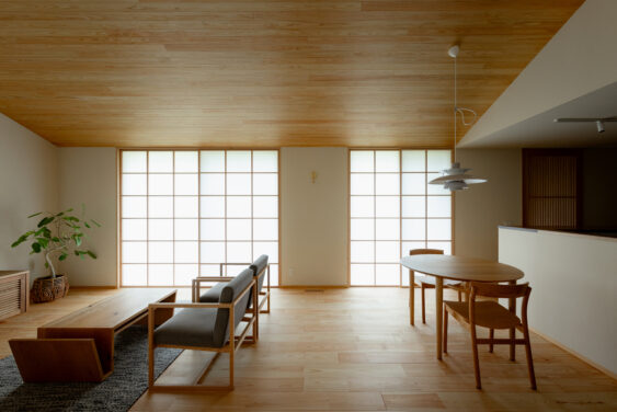 のどかな風景を愉しむ瓦屋根の平屋