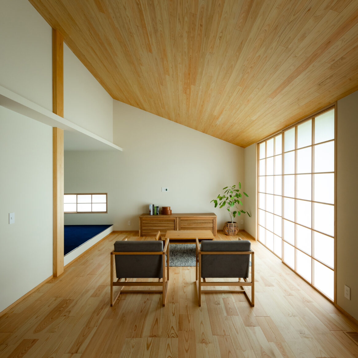 やさしい光が差し込むリビングダイニング